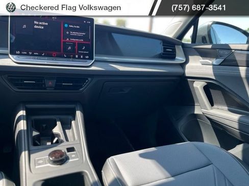 Used 2025 Volkswagen Tiguan SE FWD image 28