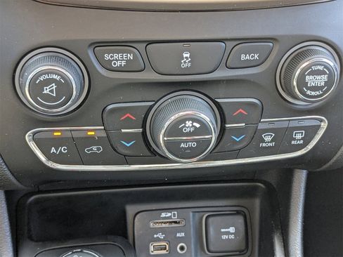 Used 2014 Jeep Cherokee Latitude w/ Comfort/Convenience Group image 23