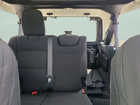 Used 2018 Jeep Wrangler Unlimited Sahara w/ LED Lighting Group AWD/4WD image 10