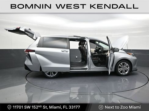 Used 2023 Toyota Sienna Platinum image 30