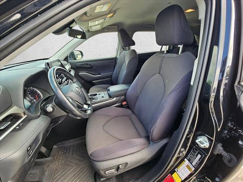 Used 2021 Toyota Highlander LE FWD image 15