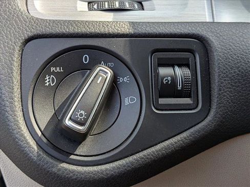 Used 2016 Volkswagen Golf SE w/ Lighting Package image 10