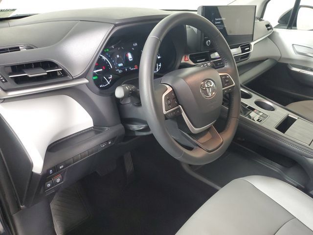 Used 2026 Toyota Sienna XLE FWD image 24