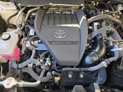 Used 2024 Toyota Highlander XLE image 42