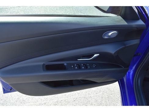 Used 2025 Hyundai Elantra SE image 16