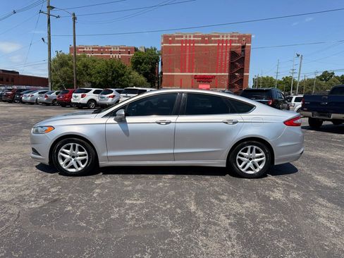 Used 2016 Ford Fusion SE FWD image 4