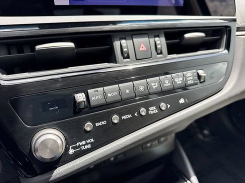 Certified 2024 Lexus ES 250 w/ Premium Package AWD/4WD image 19