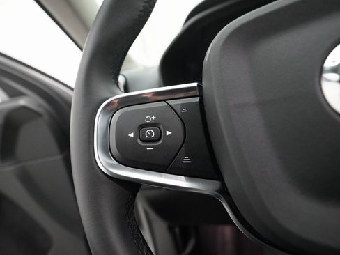 Used 2025 Volvo XC40 B5 Core image 18