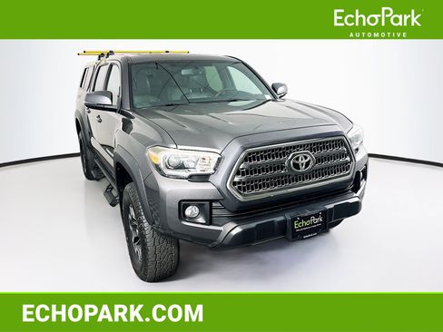 Used 2017 Toyota Tacoma TRD Off-Road AWD/4WD image 1