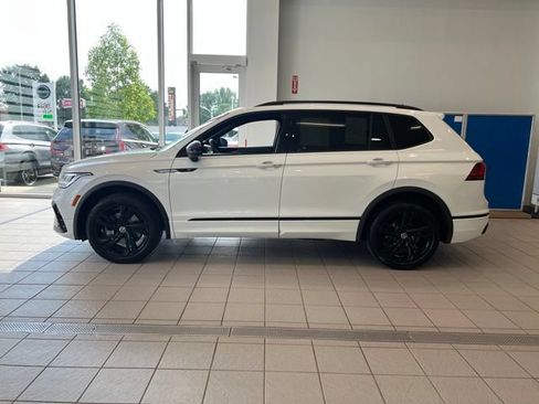 Used 2024 Volkswagen Tiguan SE R-Line AWD/4WD image 4