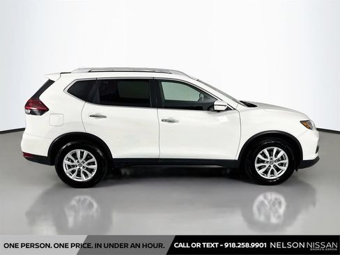 Used 2018 Nissan Rogue SV w/ Sun & Sound Touring Package FWD image 4