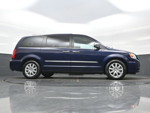 Used 2012 Chrysler Town & Country Touring-L w/ Entertainment Group #2 FWD image 32