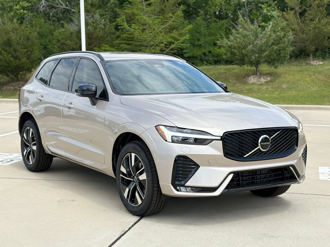 New 2026 Volvo XC60 B5 Core w/ Protection Package Premier AWD/4WD image 4