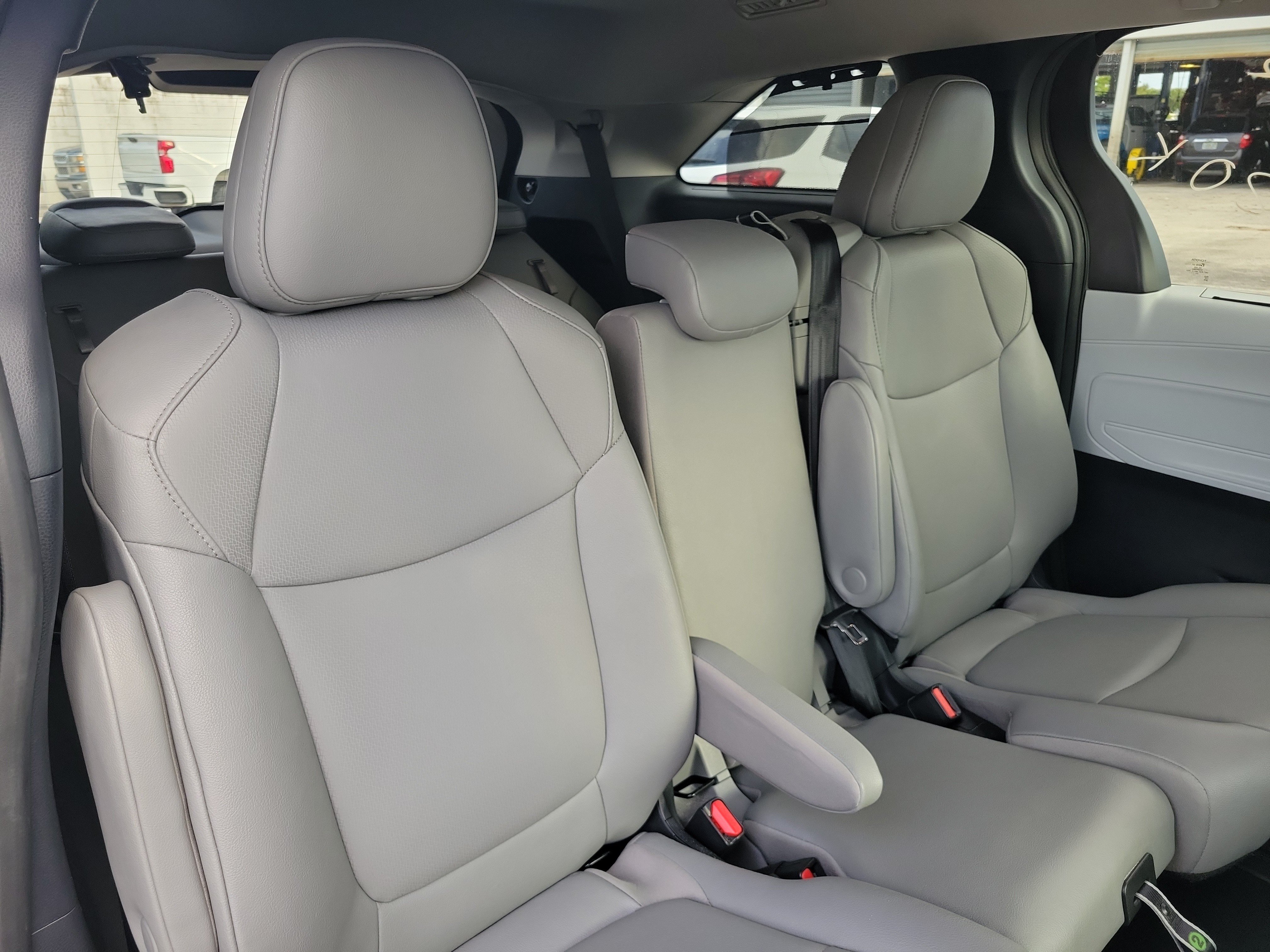 Used 2026 Toyota Sienna XLE FWD image 6