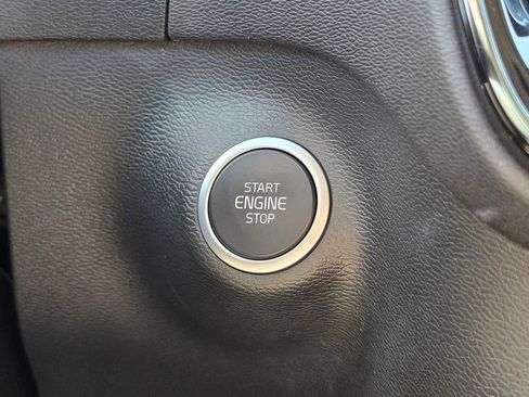 Used 2023 Volvo XC40 B5 Plus image 38