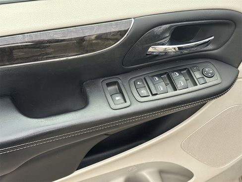 Used 2013 Chrysler Town & Country Touring image 15