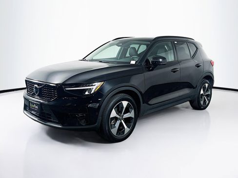 Used 2023 Volvo XC40 B5 Plus w/ Driver Assist Package AWD/4WD image 3