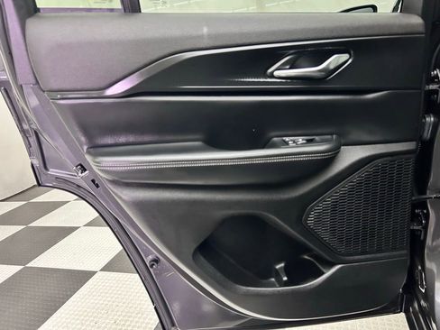 Used 2024 Jeep Grand Cherokee Laredo image 18