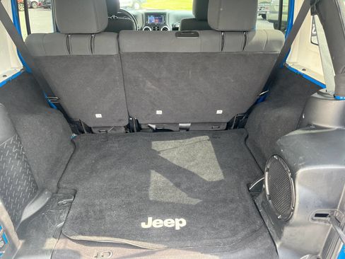 Used 2012 Jeep Wrangler Unlimited Sahara w/ Dual Top Group AWD/4WD image 18