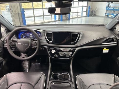 New 2026 Chrysler Pacifica Limited w/ S Appearance Package image 12