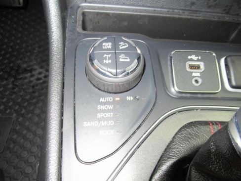 Used 2019 Jeep Cherokee Trailhawk w/ Comfort/Convenience Group AWD/4WD image 32