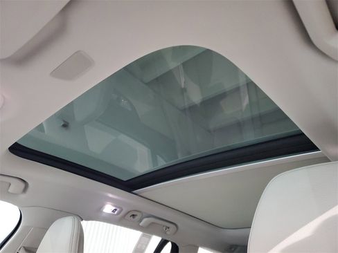 Used 2021 Volvo V60 T5 Cross Country image 29