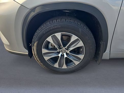 Used 2024 Toyota Highlander XLE AWD/4WD image 10