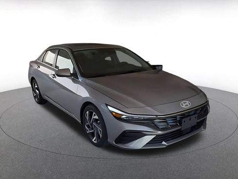Used 2025 Hyundai Elantra SEL image 3