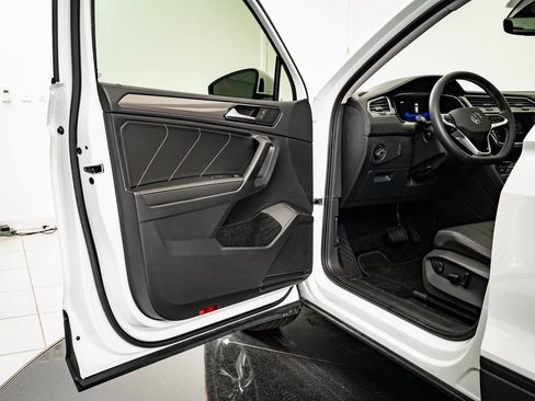 Used 2023 Volkswagen Tiguan SE w/ Panoramic Sunroof Package image 25