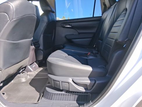 Used 2025 Toyota Highlander XLE AWD/4WD image 9