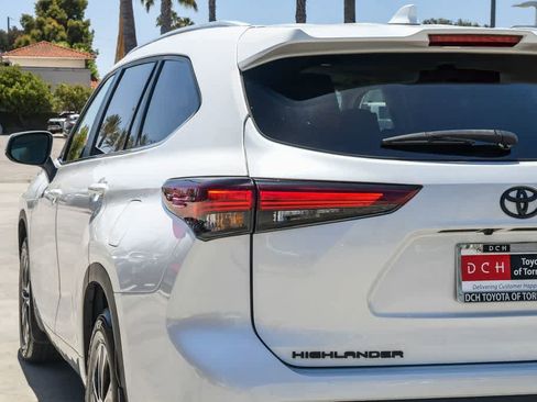 Used 2024 Toyota Highlander XLE FWD image 6