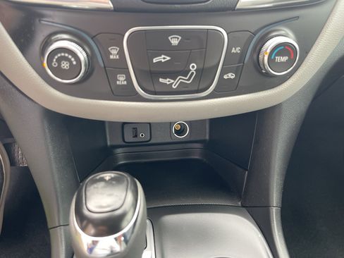 Used 2018 Chevrolet Equinox LS image 22