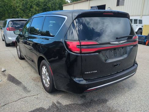 Used 2024 Chrysler Pacifica Touring-L FWD image 2