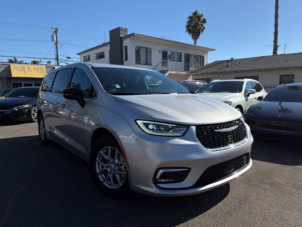 Used 2026 Chrysler Pacifica Select FWD image 3