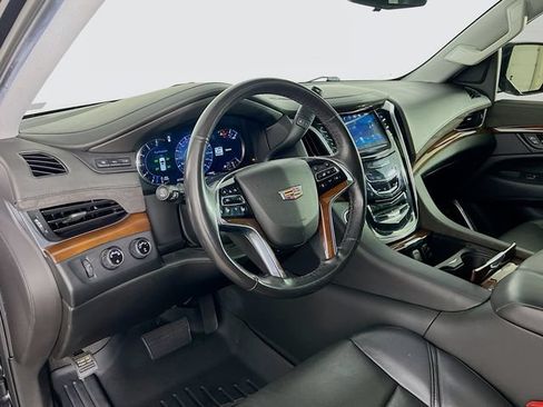 Used 2019 Cadillac Escalade Luxury AWD/4WD image 40
