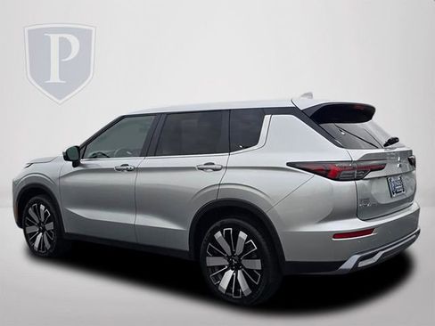 Used 2025 Mitsubishi Outlander SE FWD image 9