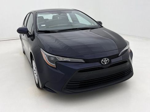 Used 2025 Toyota Corolla LE FWD image 3