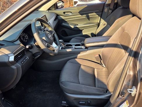Used 2024 Nissan Altima 2.5 SV image 5
