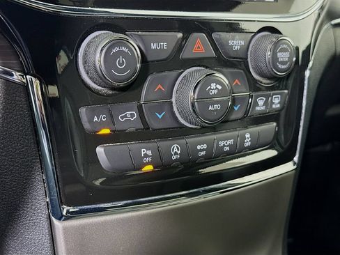 Used 2022 Jeep Grand Cherokee Limited AWD/4WD image 10