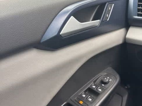 Certified 2022 Volkswagen Taos SE w/ Panoramic Sunroof Package image 18