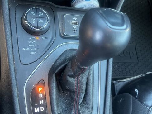 Used 2019 Jeep Cherokee Trailhawk AWD/4WD image 5