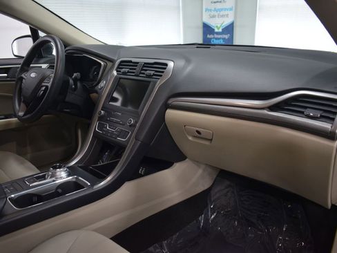 Used 2020 Ford Fusion SE image 18