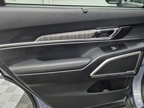 Used 2023 Kia Telluride EX w/ EX Captain's Chair Package image 16