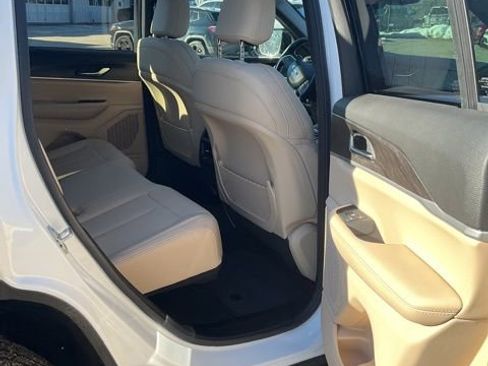 Used 2025 Jeep Grand Cherokee Limited image 15