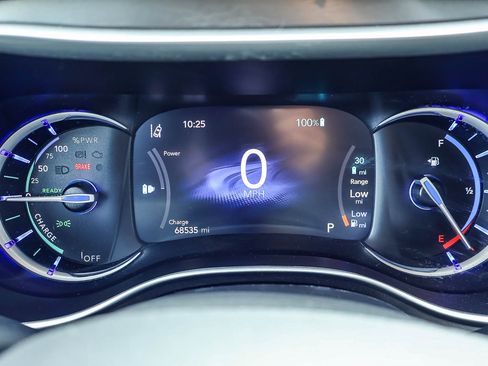 Used 2023 Chrysler Pacifica Touring-L FWD image 12