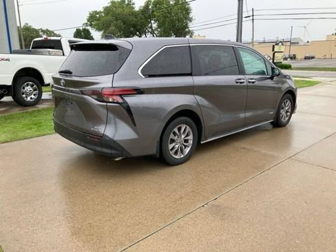 Used 2021 Toyota Sienna LE AWD/4WD image 3