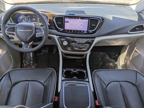 Used 2023 Chrysler Pacifica Limited FWD image 17