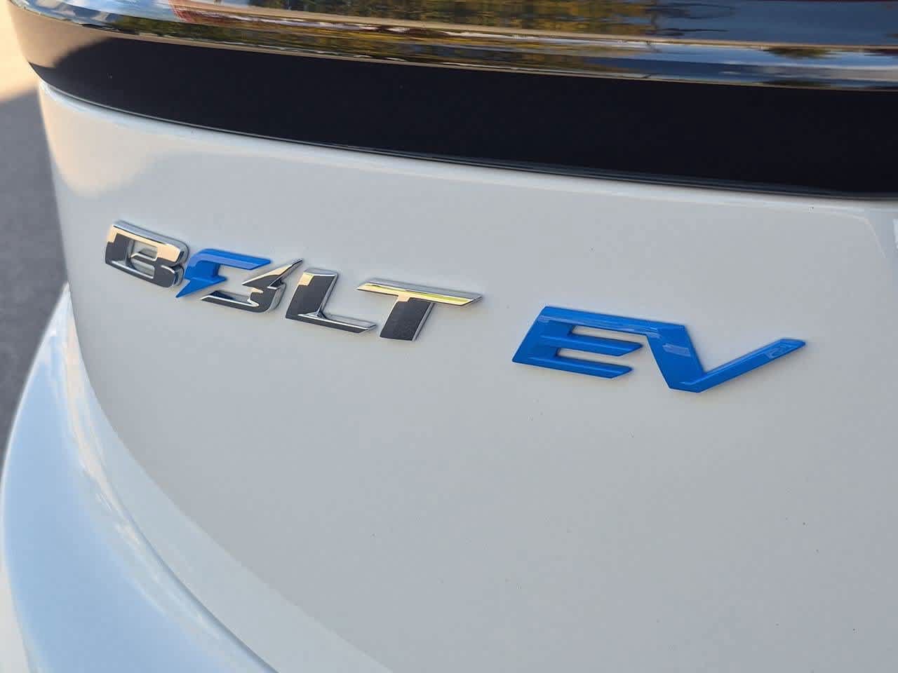 Used 2023 Chevrolet Bolt LT w/ Infotainment Package FWD image 12