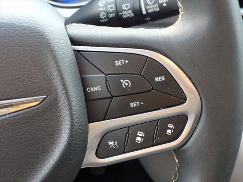 Used 2023 Chrysler Pacifica Touring-L image 11