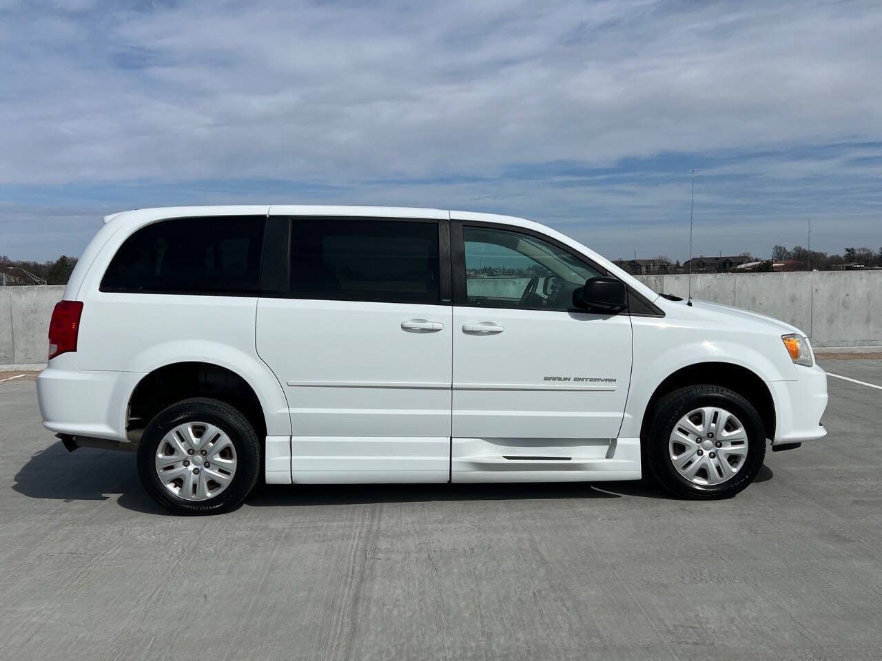Used 2014 Dodge Grand Caravan SE w/ Quick Order Package 29E SE FWD image 3
